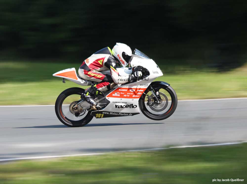 Florian Weiß #141 beim Motorrad-Rennen mit Honda NSF 250 R auf der Rennstrecke in Schleiz